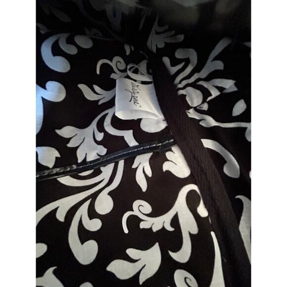 Thirty-One Black Faux Leather City Weekender Tote with Damask Interior - Picture 5 of 5